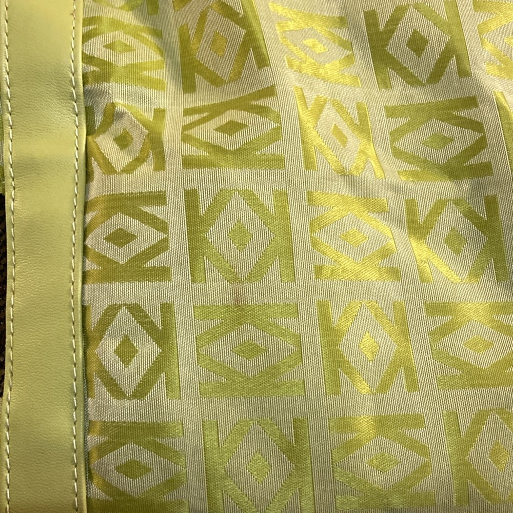 Small Pet light green carrier tote in like-new condition with front pocket - Picture 11 of 12